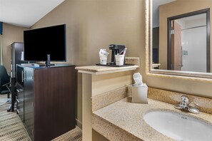 Standard Room, 1 Queen Bed, Non Smoking, Refrigerator & Microwave | In-room safe, desk, blackout curtains, iron/ironing board - Best Western Providence Warwick Airport Inn (Warwick)