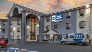 A Best Western Inn with a large entrance, a van, and a parking lot. - Best Western Providence Warwick Airport Inn (Warwick)