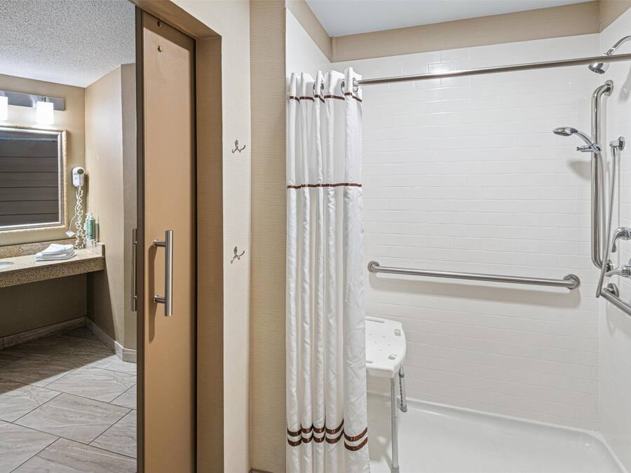 Un bagno con doccia, wc e lavandino.