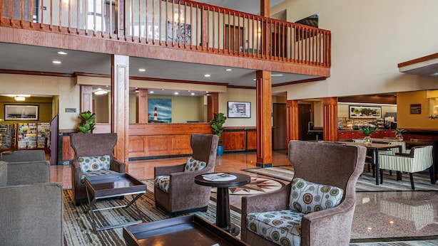 A spacious lobby with a high ceiling, a central reception desk, comfortable seating areas, and a view of the upper floor. - Best Western Providence Warwick Airport Inn (Warwick)