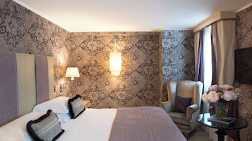 豪華雙人或雙床房 | 高級寢具、迷你吧、客房內保險箱、書桌