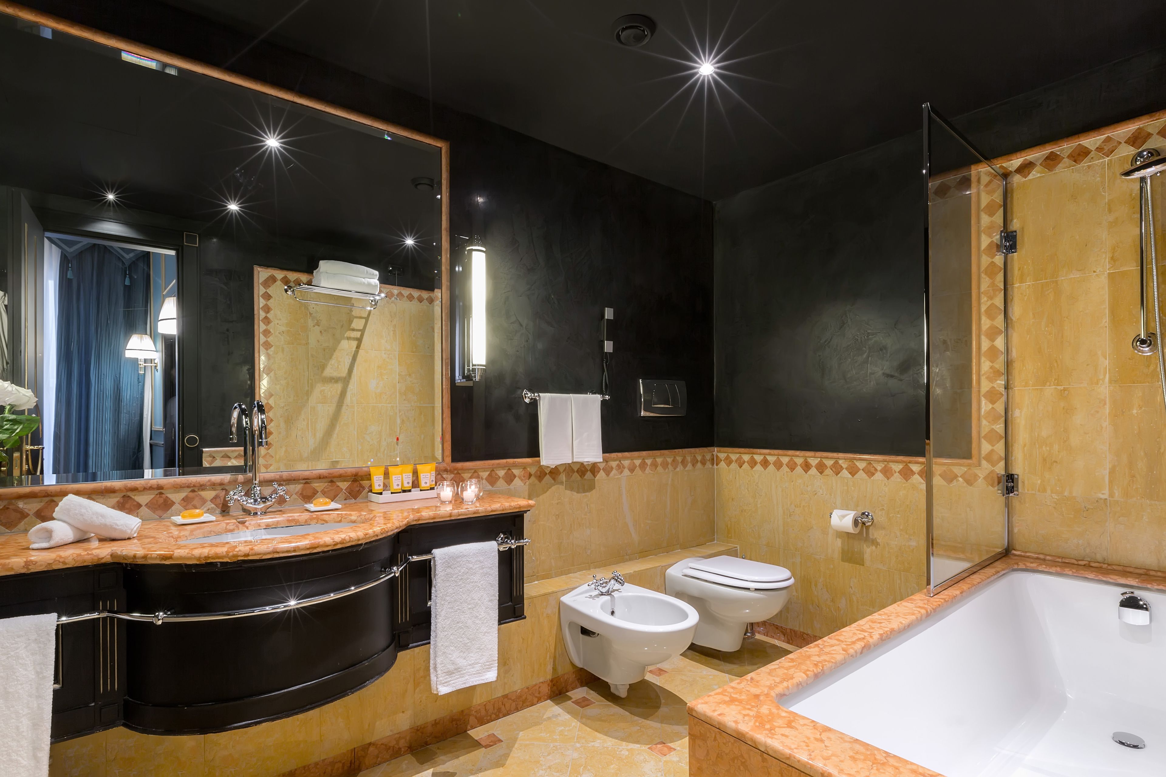 grand suite | bathroom | shower, free toiletries, hair dryer, bidet