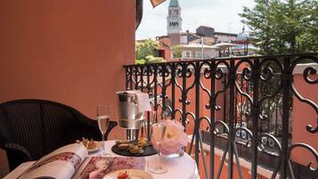 Presidenziale Suite | Peralatan tempat tidur premium, bar mini, peti besi dalam bilik, meja