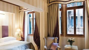 Junior-sviitti | Ylelliset vuodevaatteet, minibaari, tallelokero huoneessa, työpöytÀ