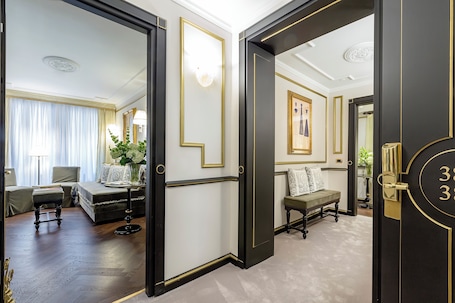 Grand Suite | Living area | Smart TV