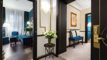 Grand Suite | Ylelliset vuodevaatteet, minibaari, tallelokero huoneessa, työpöytÀ