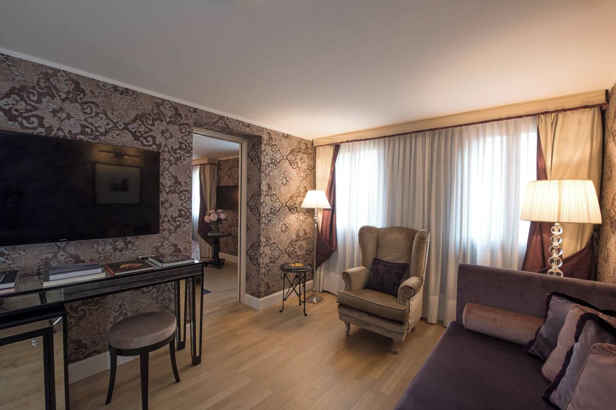 Sengetøy av topp kvalitet, minibar, safe på rommet og skrivebord
