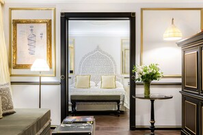 Splendid Heritage Suite | Bộ đồ giường cao cấp, minibar, két bảo mật tại phòng, bàn 