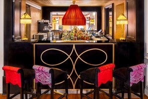 Bar (trong khuôn viên)