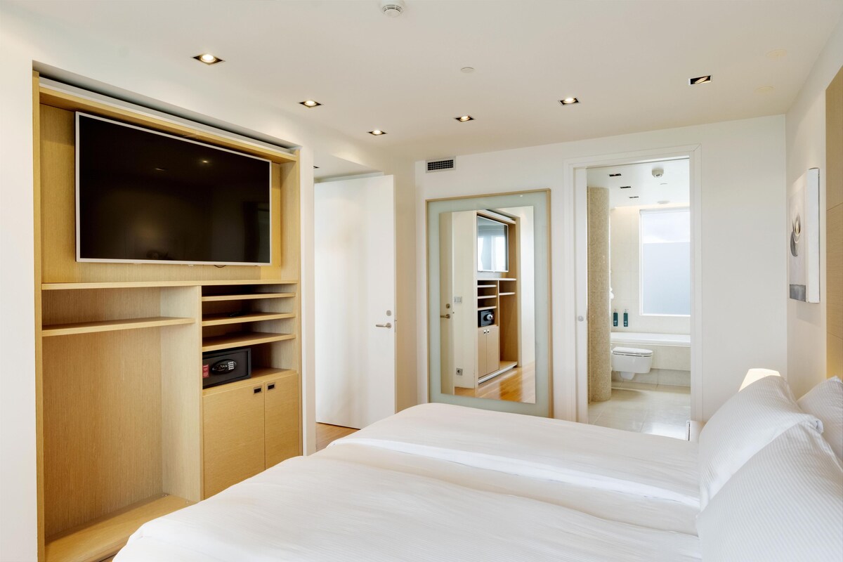 King Suite | Hypo-allergenic bedding available, down comforters, in-room safe, desk