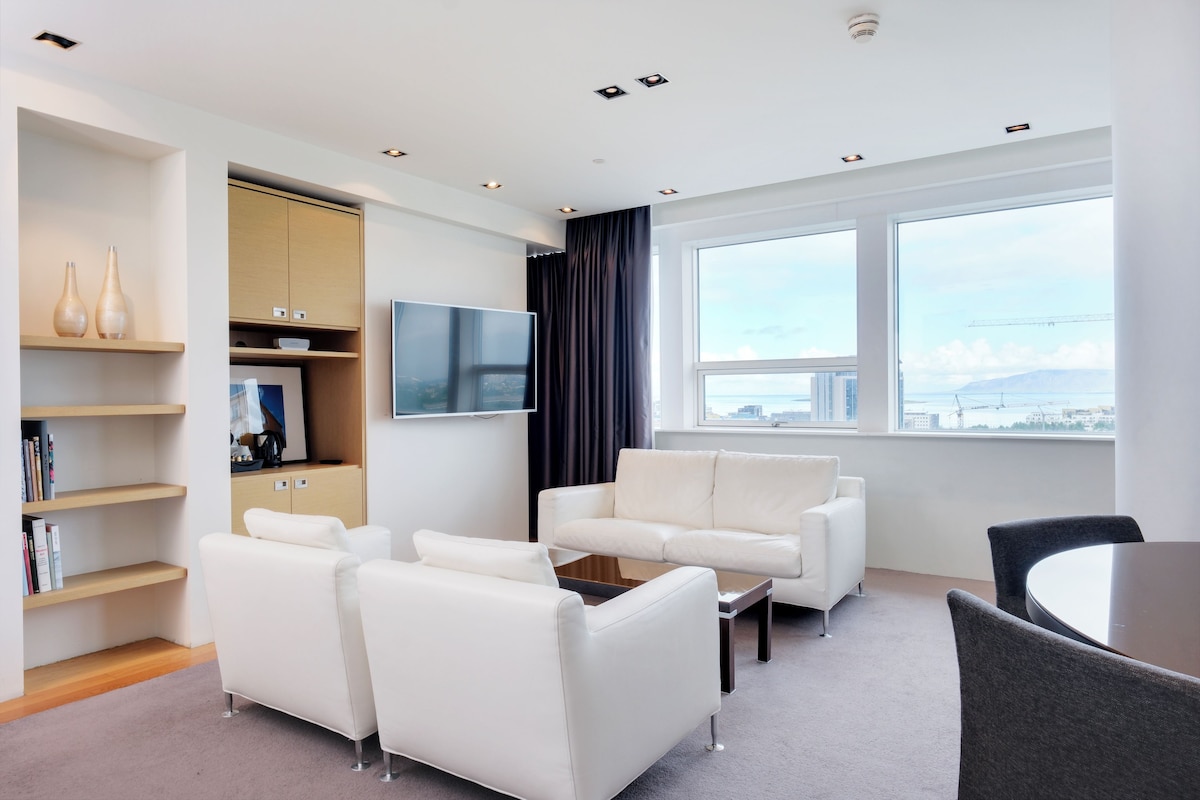 King Suite | Hypo-allergenic bedding available, down comforters, in-room safe, desk