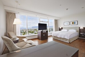 Executive Room, 1 Queen Bed (Plus) | Hypo-allergenic bedding, down duvets, in-room safe, desk