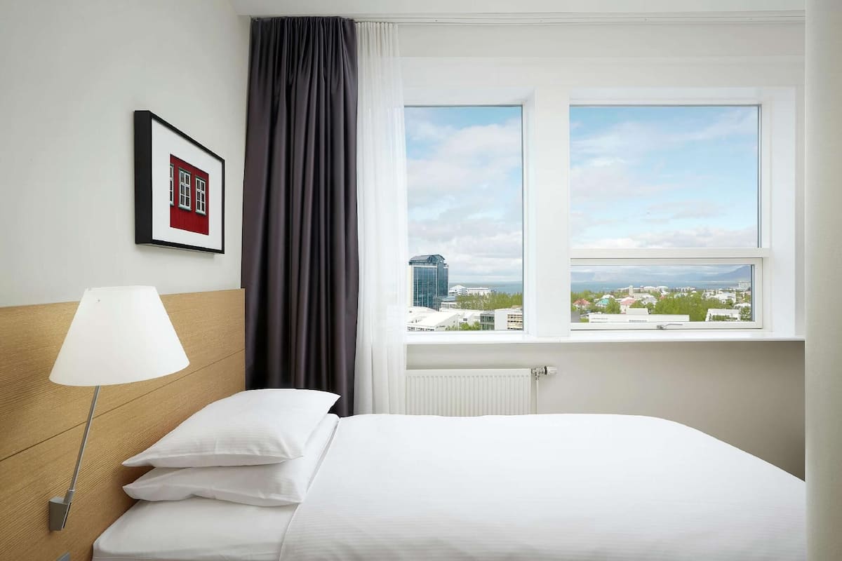 Hypo-allergenic bedding, down duvets, in-room safe, desk