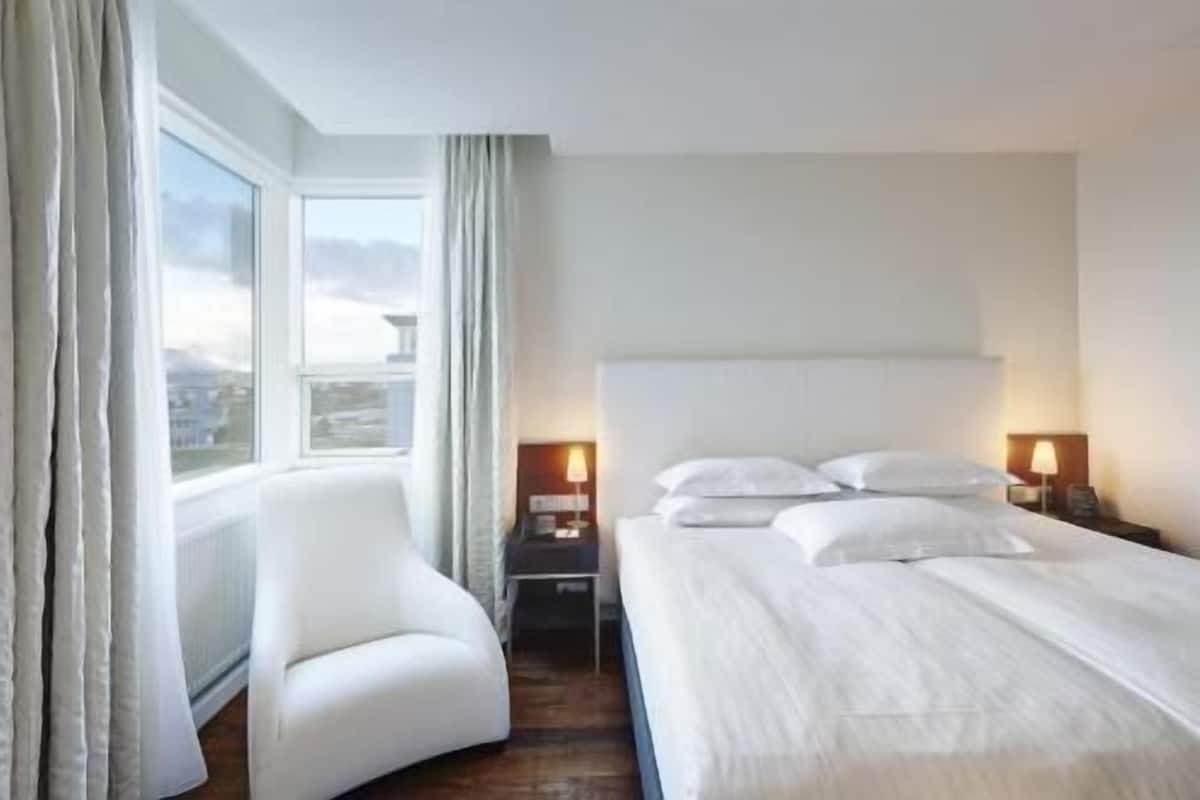 Hypo-allergenic bedding, down duvets, in-room safe, desk