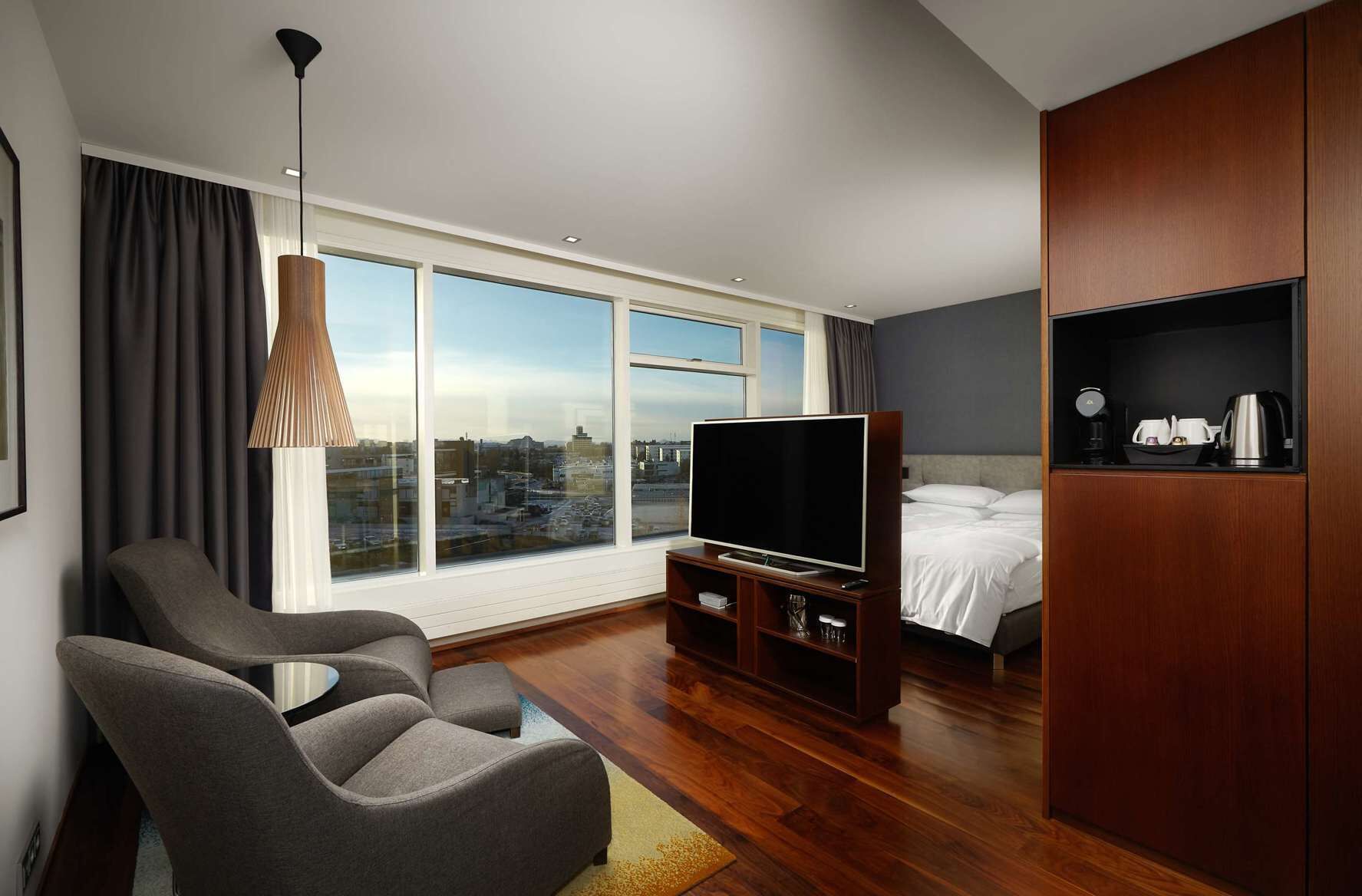 Hypo-allergenic bedding, down comforters, in-room safe, desk