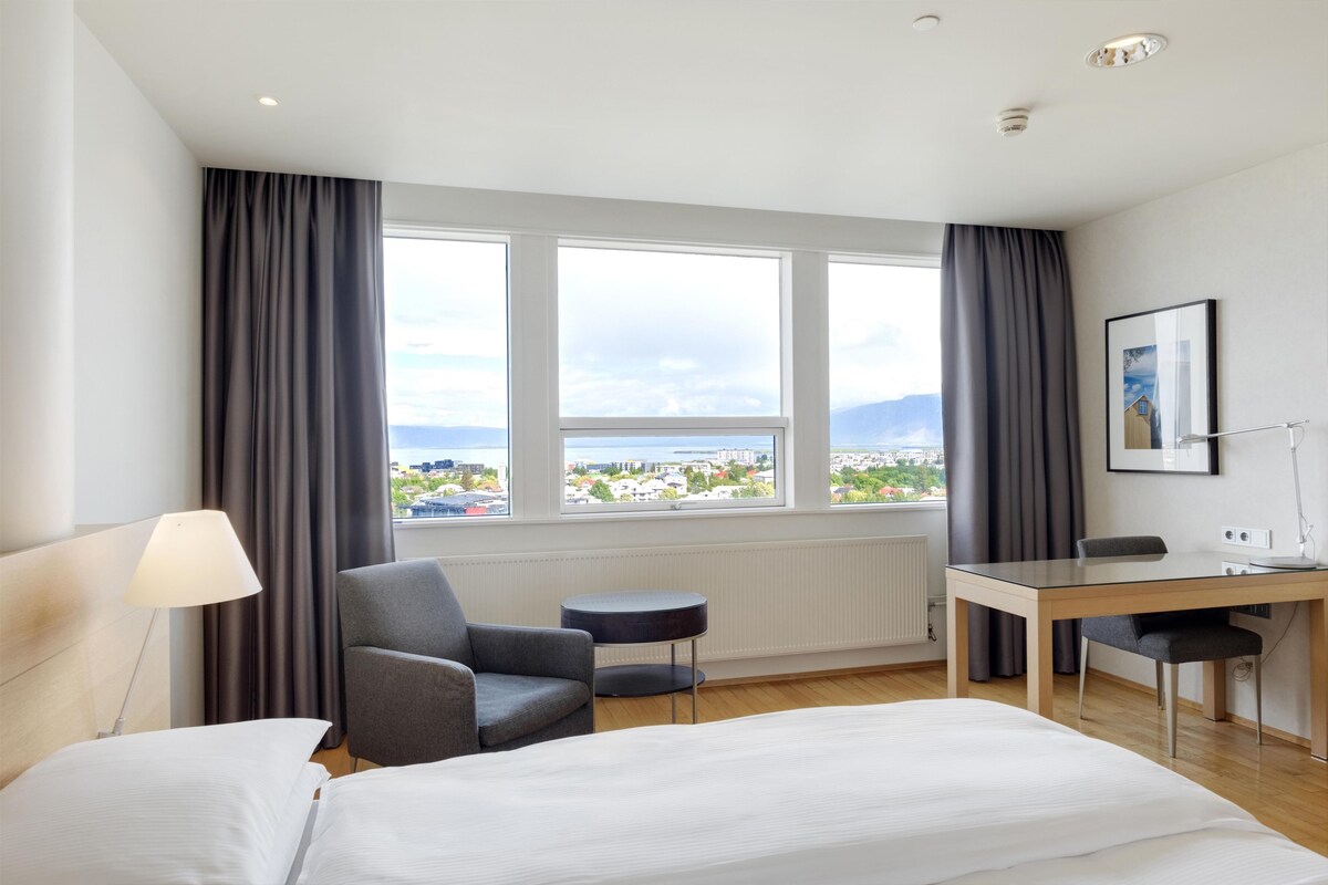 Queen Room with Mountain View | Hypo-allergenic bedding available, down comforters, in-room safe, desk