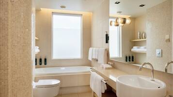 Un baño moderno con bañera, inodoro y lavamanos.