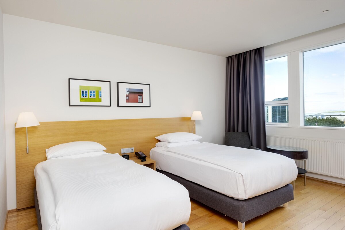Twin Room with Mountain View | Hypo-allergenic bedding available, down comforters, in-room safe, desk