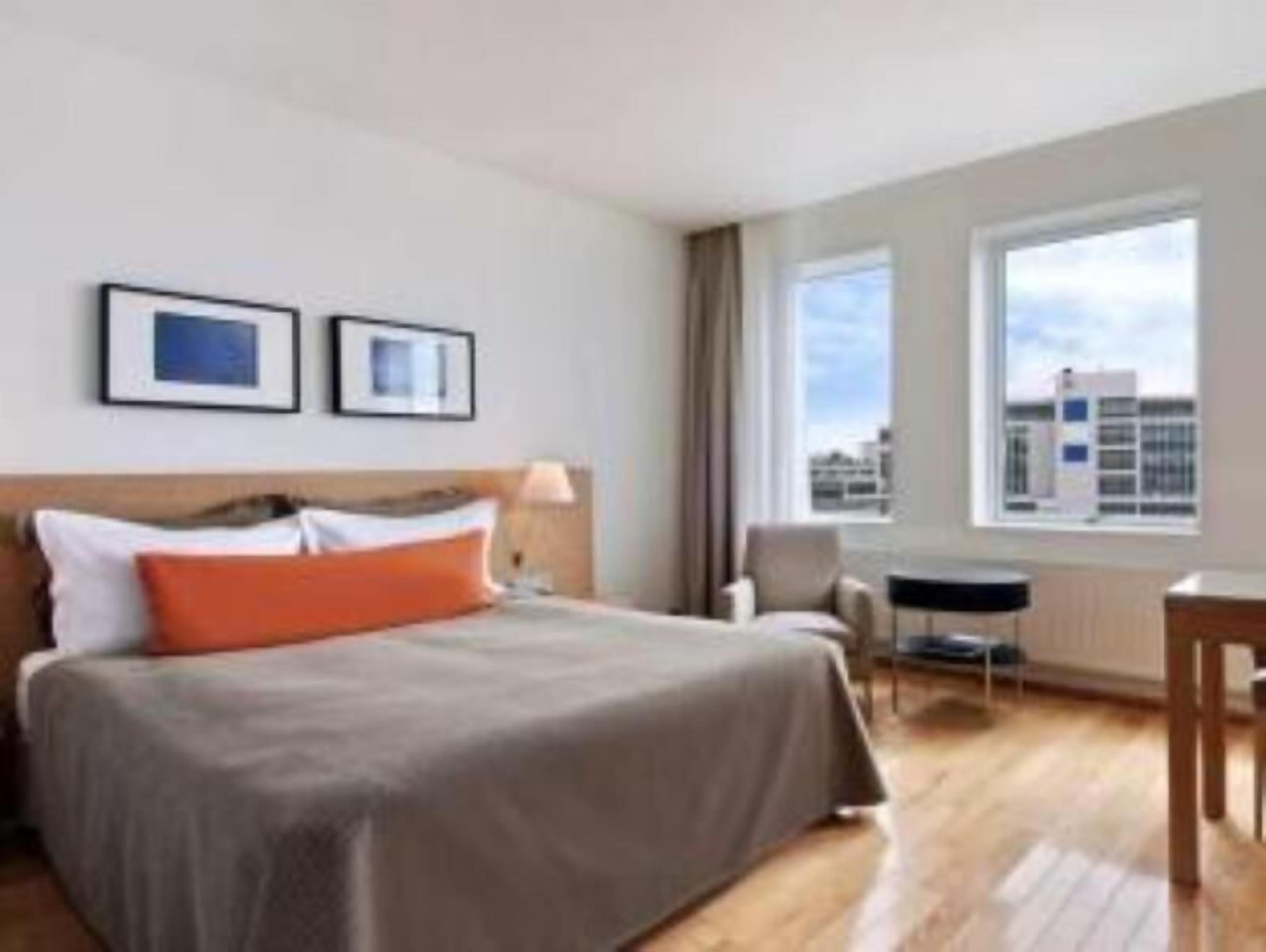 Hypo-allergenic bedding, down duvets, in-room safe, desk