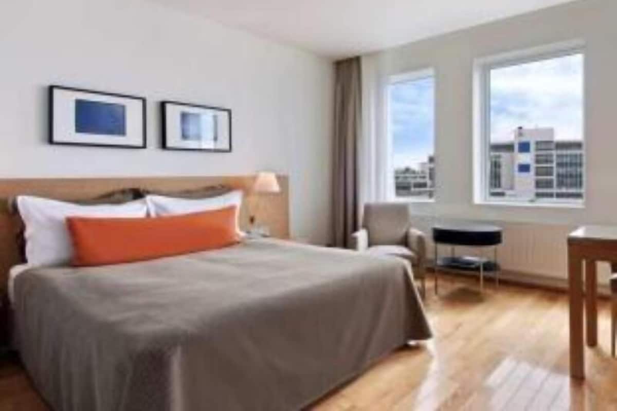 Hypo-allergenic bedding, down duvets, in-room safe, desk