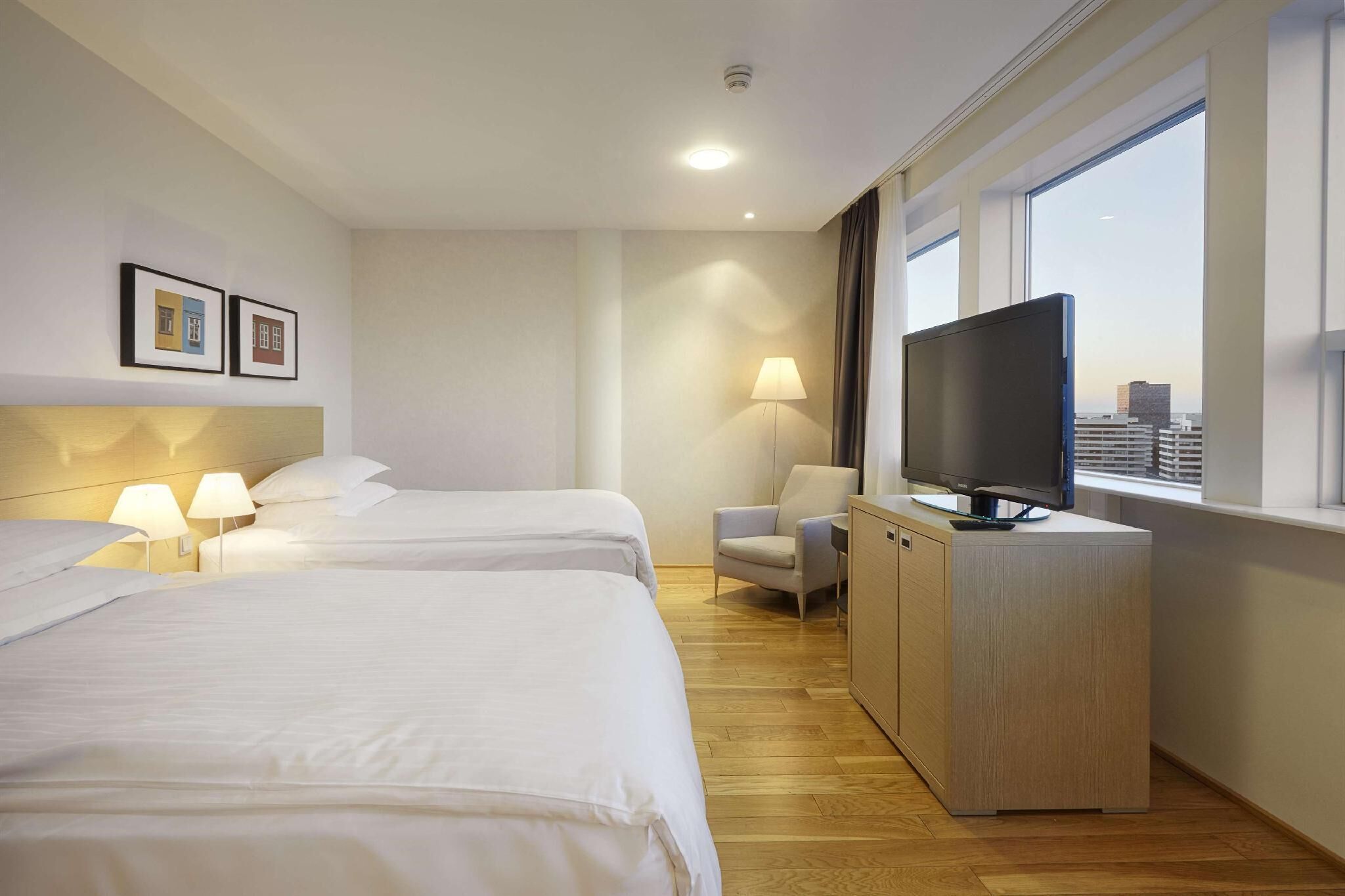 Hypo-allergenic bedding, down duvets, in-room safe, desk