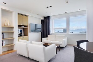 King Suite | Living area | TV - Hilton Reykjavik Nordica (Reykjavik)