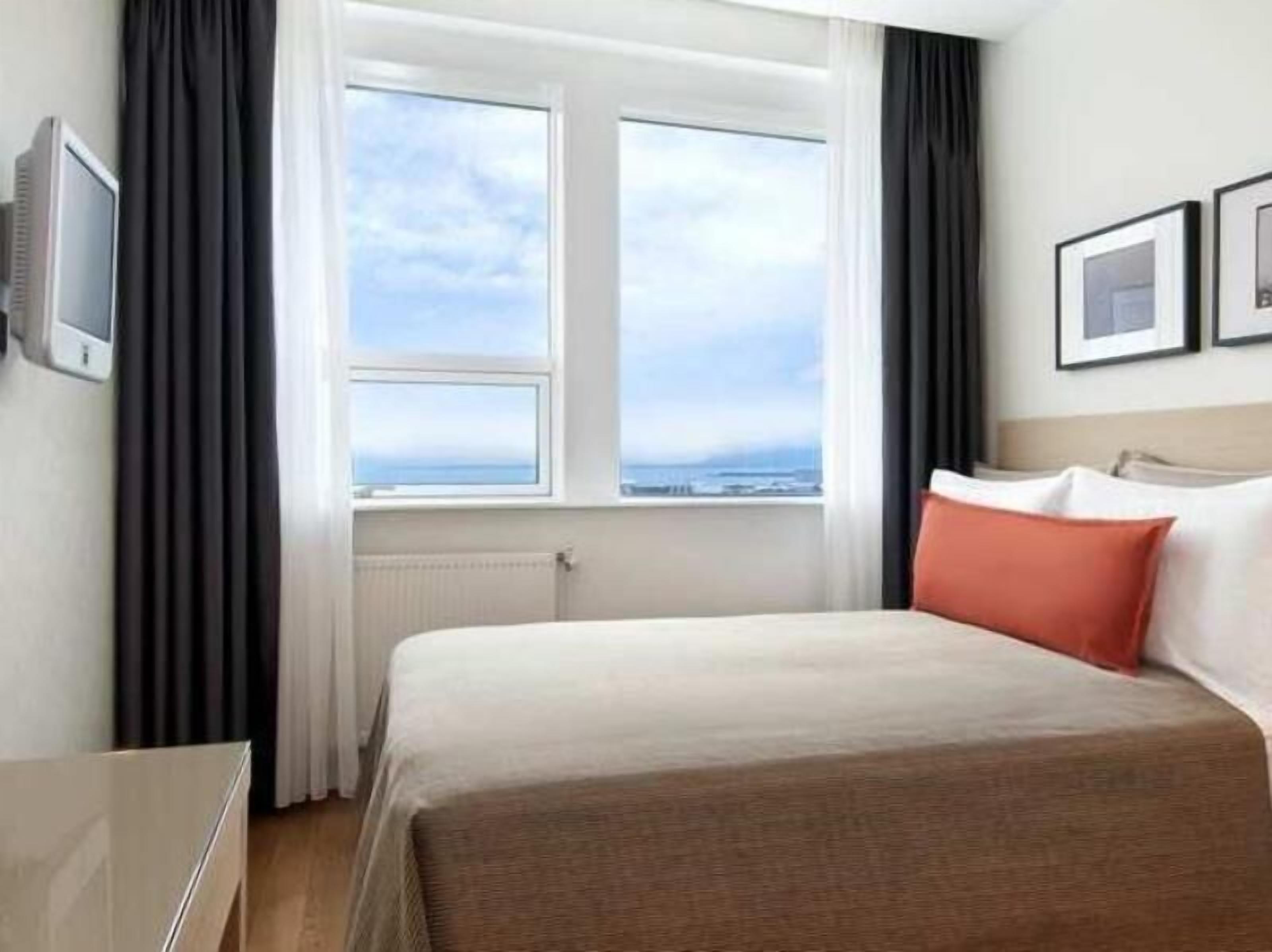 Hypo-allergenic bedding, down duvets, in-room safe, desk