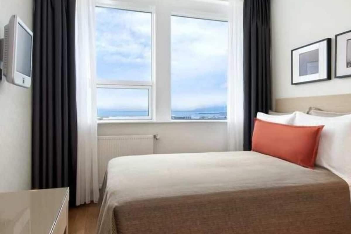 Hypo-allergenic bedding, down duvets, in-room safe, desk