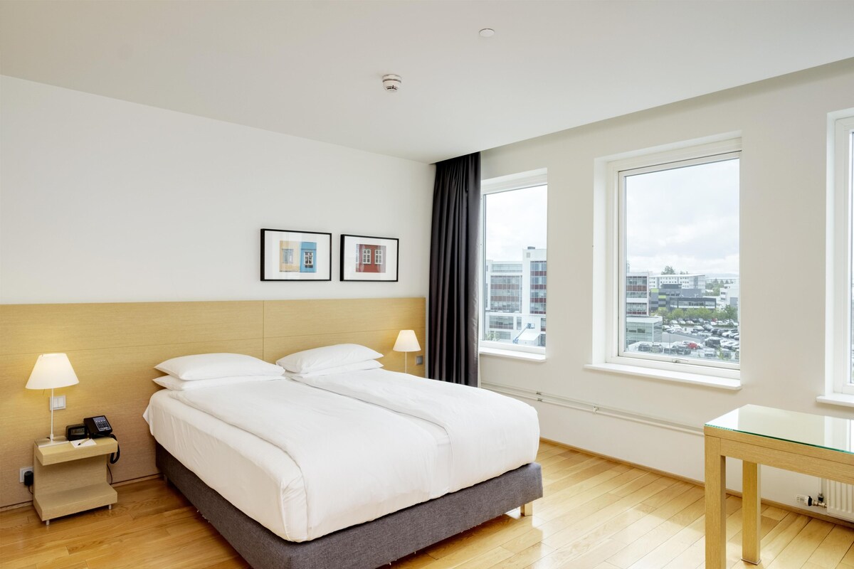 Queen Room | Hypo-allergenic bedding available, down comforters, in-room safe, desk