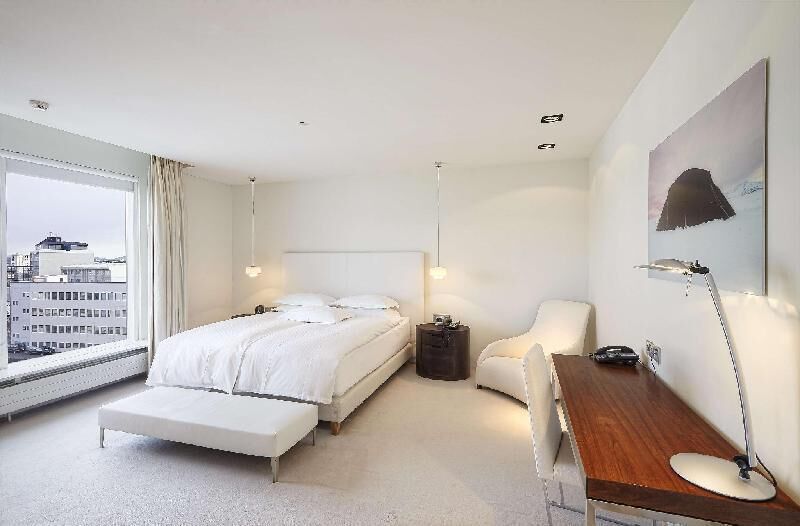 Hypo-allergenic bedding, down duvets, in-room safe, desk