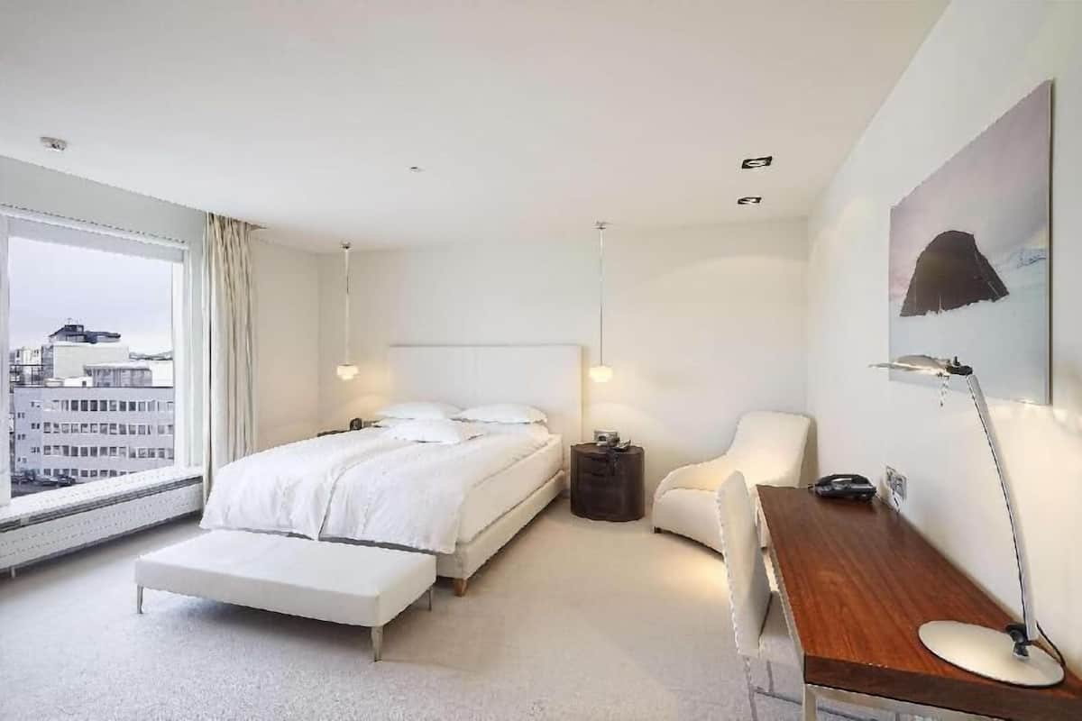 Hypo-allergenic bedding, down duvets, in-room safe, desk