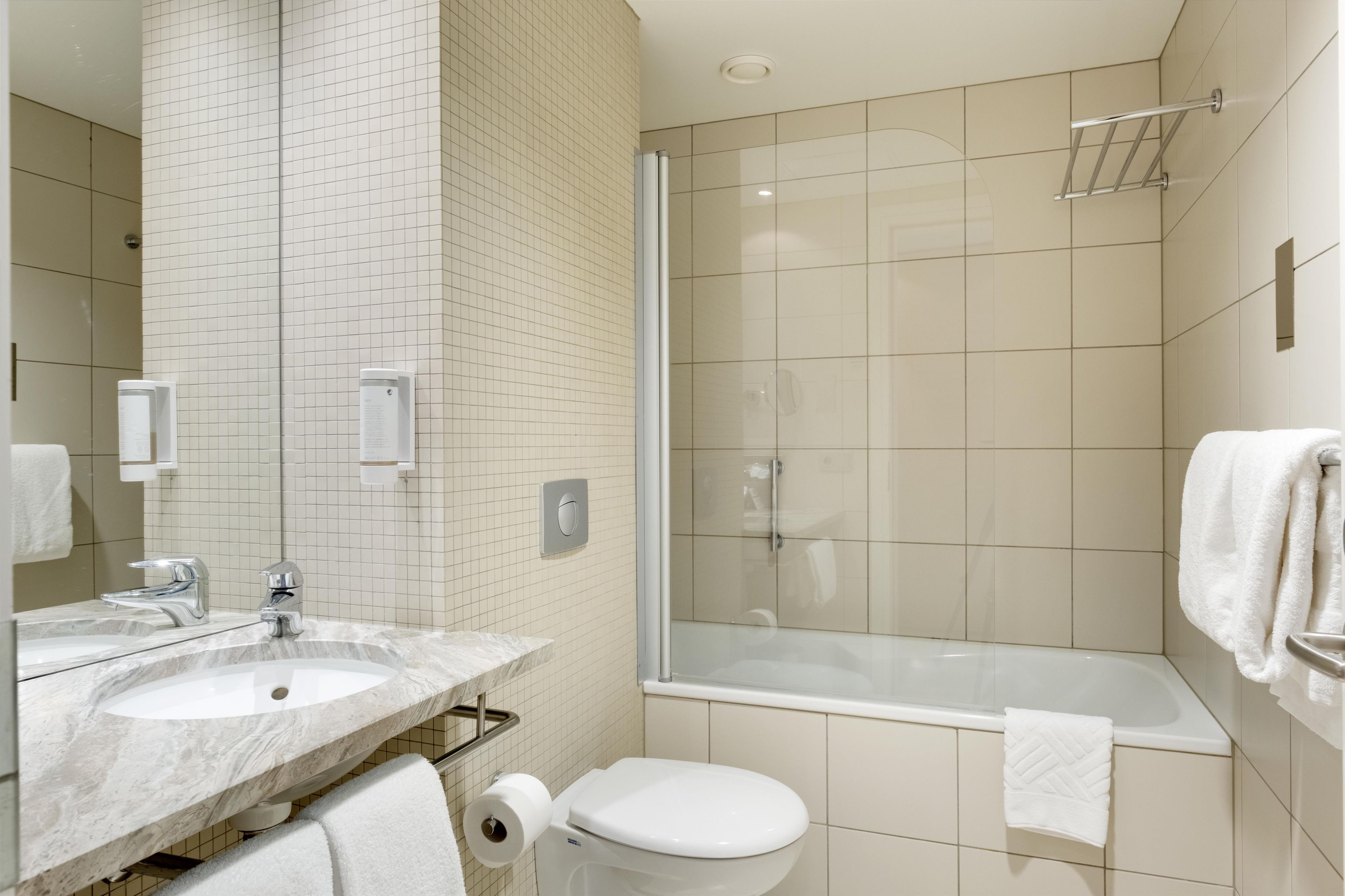 Queen Room with Mountain View | Bathroom | Eco-friendly toiletries, hair dryer, towels, toilet paper