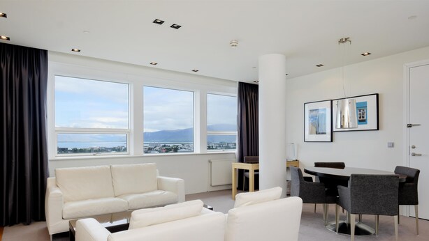 King Suite | Living area | TV - Hilton Reykjavik (Reykjavik)
