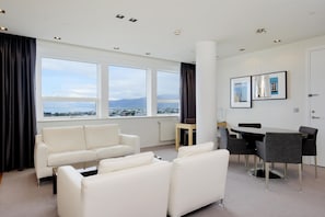 King Suite | Living area - Hilton Reykjavik Nordica (Reykjavik)
