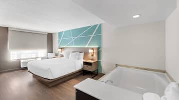 Suíte, 1 cama King e sofá-cama, para não fumantes | Camas com colchões pillow-top, escrivaninha