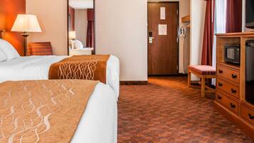 Colchones con pillow-top, escritorio y tabla de planchar con plancha