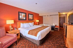 أسرّة بطبقة علوية مريحة ومكتب ومكواة/لوح كي وأسرّة أطفال/رضّع (مجانًا)