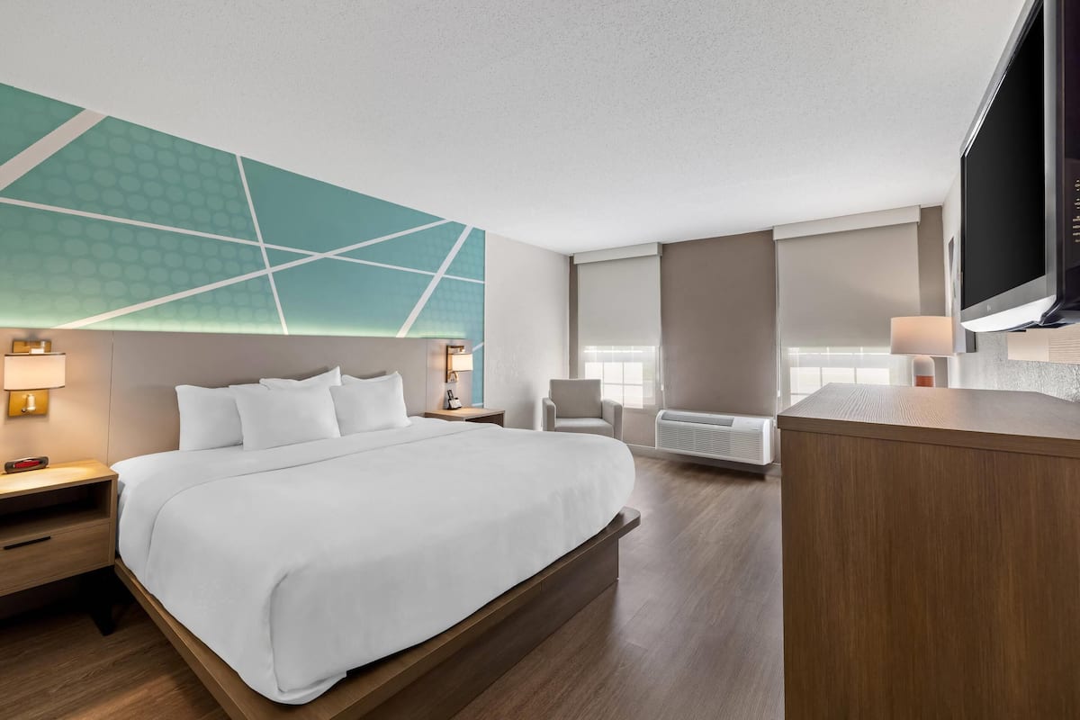 Room, 1 King Bed, Non Smoking | Pillow-top beds, desk, iron/ironing board, free cots/infant beds