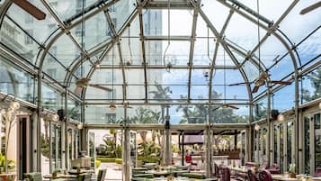 2 restaurantes; se sirve desayuno, almuerzo, cena y brunch