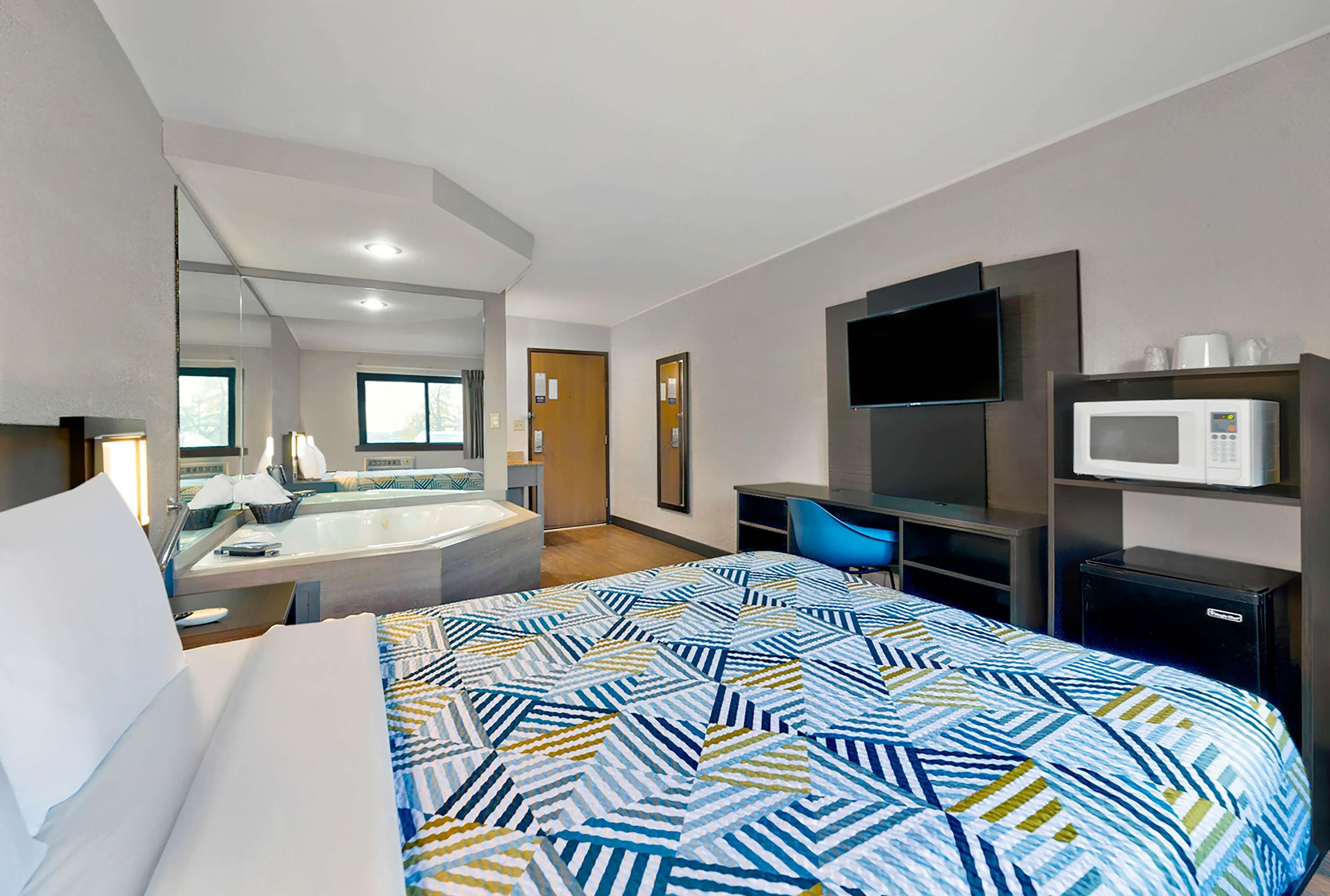 Deluxe Room, 1 Queen Bed, Non Smoking, Hot Tub | WiFi (free), bed sheets