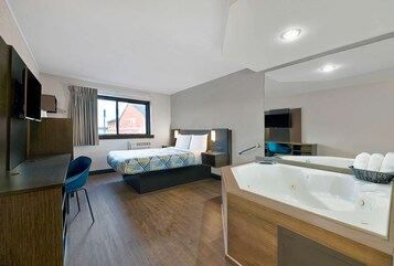 Deluxe Room, 1 Queen Bed, Non Smoking, Hot Tub | Jetted tub