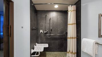 Kombinasi shower/bathtub dan perlengkapan mandi gratis