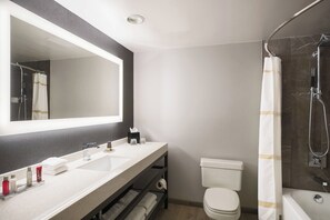 Bañera con ducha, artículos de tocador gratuitos, secador de pelo