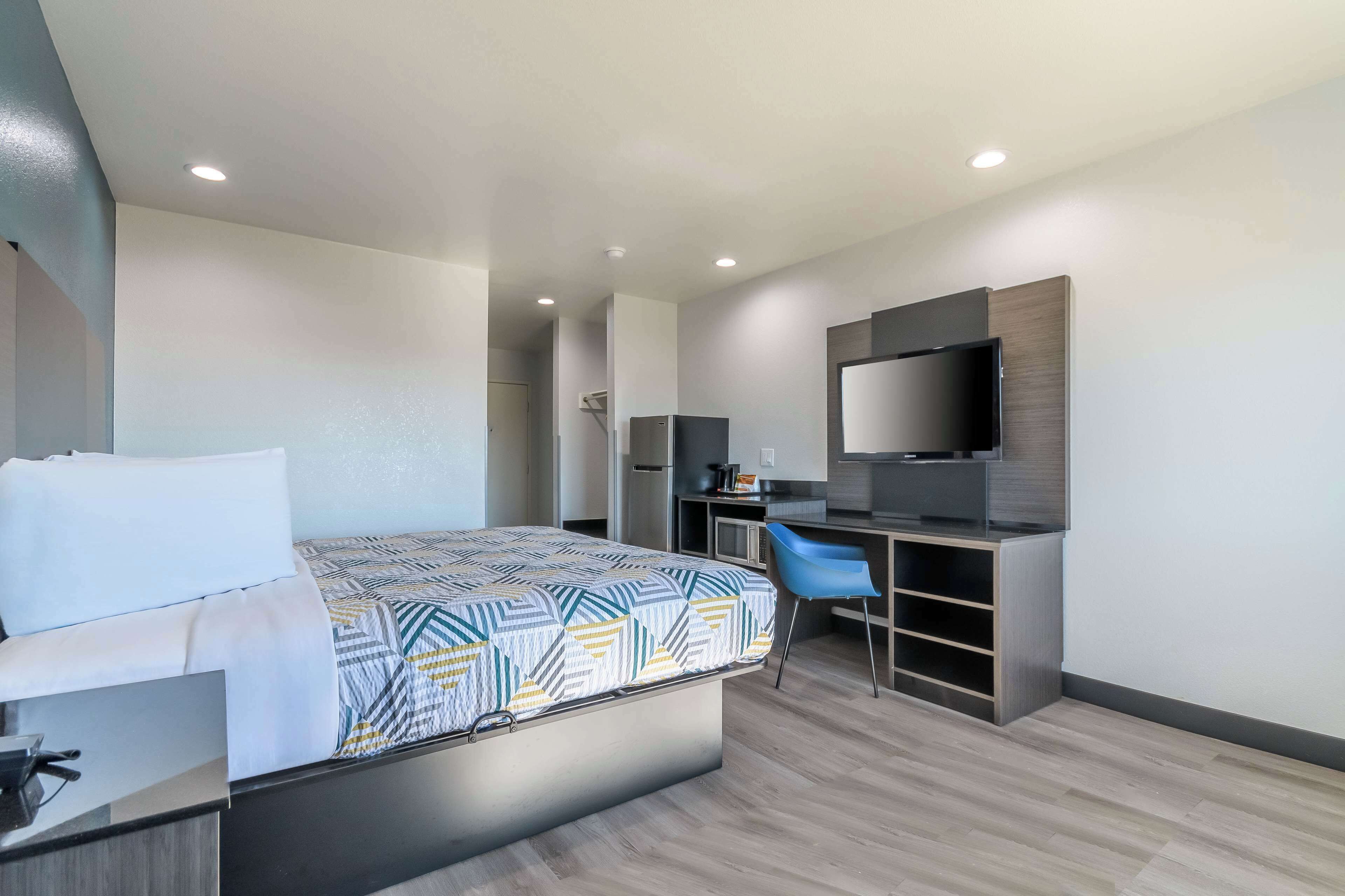 In-room safe, desk, laptop workspace, iron/ironing board
