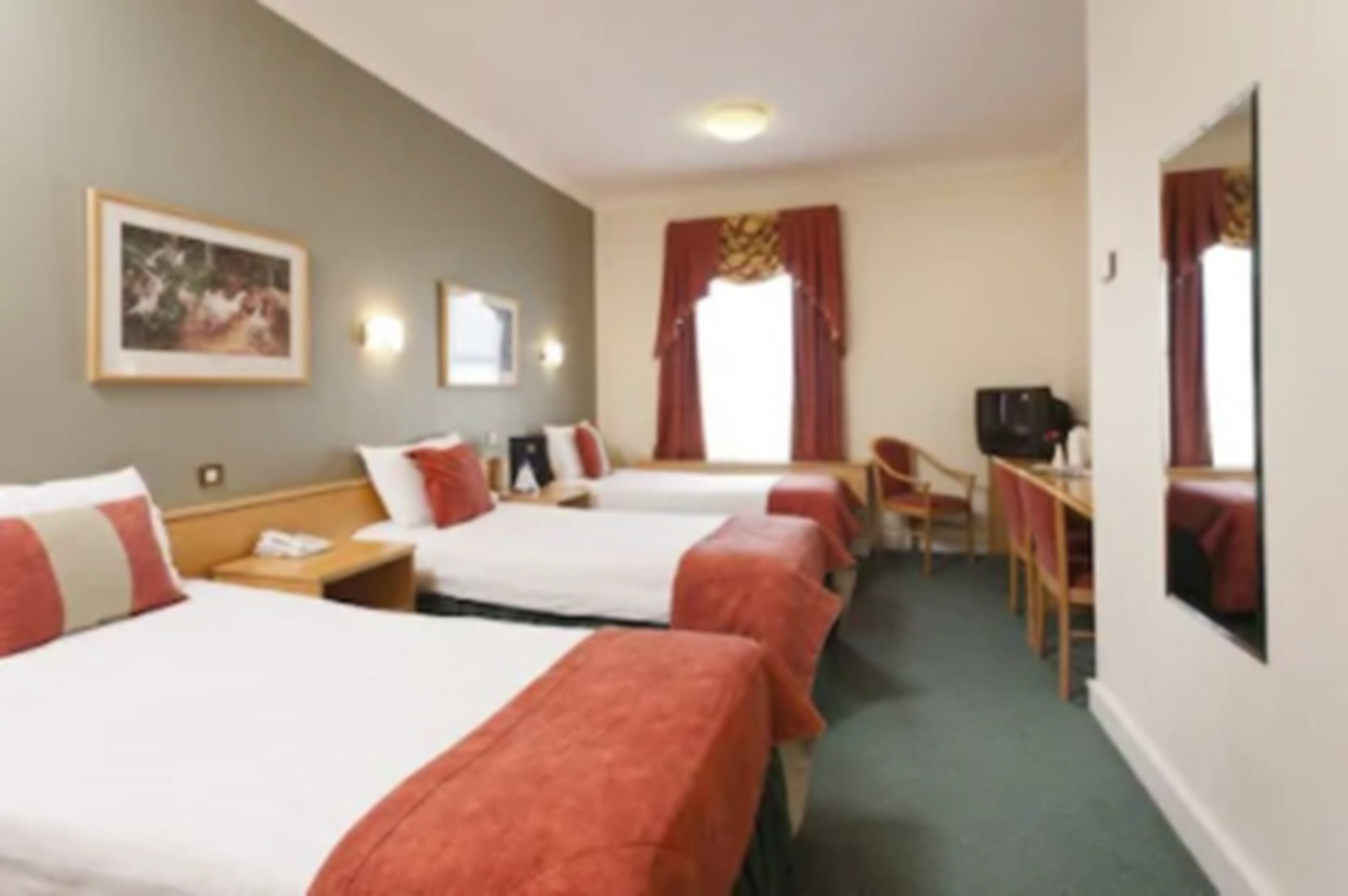 Habitación triple | Ropa de cama de alta calidad y escritorio 