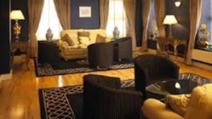 A hotel room with a sofa set, a dining table, and a small coffee table. - Pery's Hotel (Limerick)