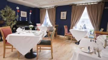 Daily full breakfast (EUR 10.00 per person)