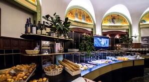 2 restaurants; breakfast, lunch and dinner served