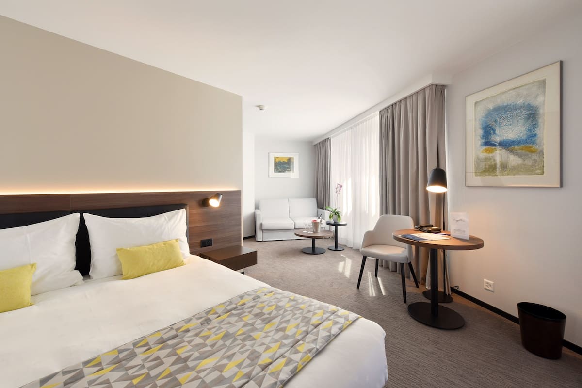 Premium bedding, minibar, in-room safe, desk