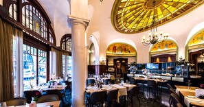 2 restaurants, breakfast, lunch, dinner served; international cuisine 